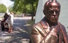 У Криму напали на пенсіонерку, яка принесла квіти до пам'ятника Шевченку (відео)