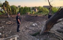 Нічна атака росіян: на Київщині уламки ракети впали прямо на приватні будинки (фото)