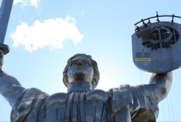 В Києві зняли радянські символи з монументу Батьківщина-мати (фоторепортаж, відео)