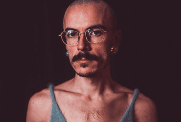 Все одно на трагедії: український співак втік за кордон і наплював на батьківщину