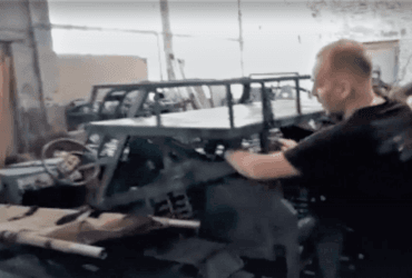 Рятують героїв на фронті: винахідник з Запоріжжя збирає унікальні авто для військових (відео)