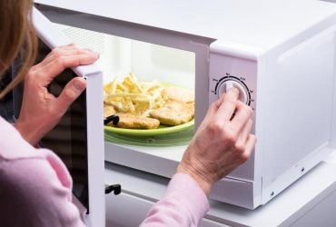 Эти тарелки нельзя ставить в микроволновку: знают единицы