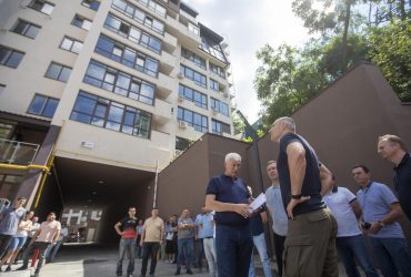 Кличко: Будинки на Глибочицькій, в які влучили російські ракети, вже повністю відновлено, завершується благоустрій