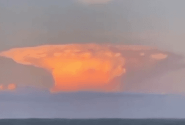 Характерный гриб в небе над РФ заставил россиян задуматься о цене ядерных угроз (видео)