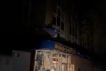 Россияне ударили по центру Херсона (видео)