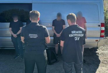 Мужчины хотели сбежать из Украины в тайнике микроавтобуса (видео)