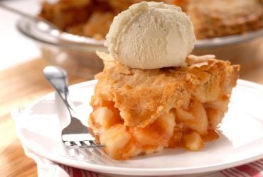 Смачний яблучний пиріг від Джеймі Олівера: простий рецепт до чаю