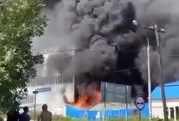 Жаркий денек: в Подмосковье вспыхнул масштабный пожар на фабрике (видео)