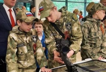Готуються до перманентної війни: в РФ шестирічок вчать воювати (фото)
