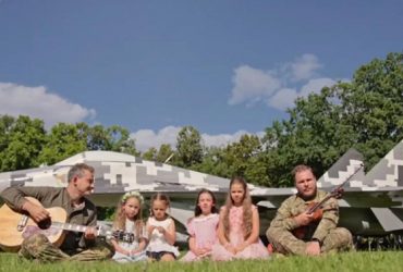 Коля Сєрга разом з дітьми України щемливо подякував захисникам неба (відео)