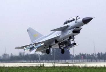 Китайський винищувач J-10 пройшов бойове хрещення проти Індії: акції Chengdu злітають