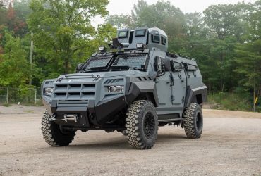 Резников показал на видео канадские бронемашины Senator Rochel