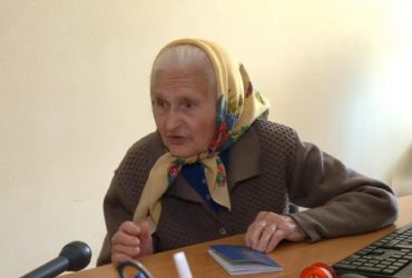 Полетит в Амстердам: 96-летняя украинка впервые получила загранпаспорт (видео)