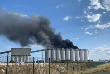 На зерносховищах у Франції спалахнула масштабна пожежа (відео)