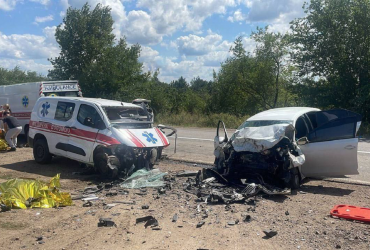 ДТП з трьома загиблими: на Миколаївщині зіштовхнулися швидка і легковик (фото)