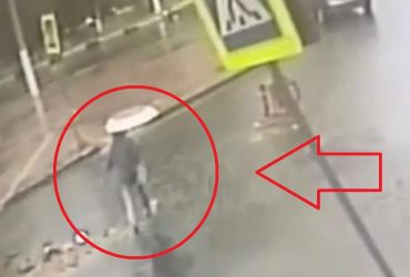 У Брянську дівчина випадково ледь не втопилася посеред вулиці (відео)