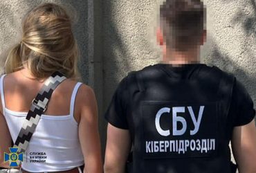Була на зарплаті у ФСБ: в Одесі затримали коригувальницю ударів по місту (фото)