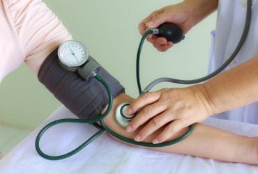 На якій руці міряти тиск: учені назвали найправильніше положення