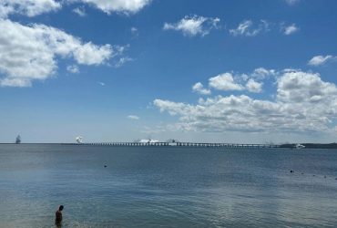 Кримський міст задимився : у Міноборони РФ заявили про атаку ракетами С-200