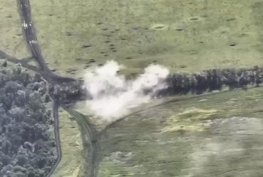 ЗСУ показали, як палає гармата Рапіра під Бахмутом (відео)