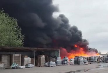 Мощный пожар на складе в Подмосковье: в РФ уже придумали возможную мирную причину (видео)