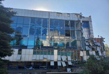 Атака РФ на Дніпро: пошкоджене підприємство і важливий спортивний об'єкт (фото, відео)