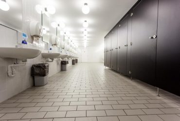 Чому двері громадських туалетів не торкаються підлоги: названо несподівані причини