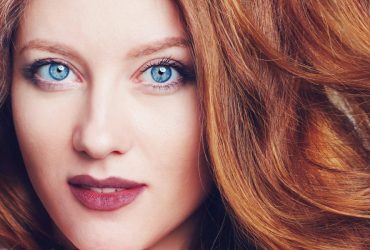 Опять 25: какой цвет волос реально молодит женщину после 50 (фото)