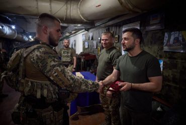 Зустрівся з Десептиконами: Зеленський відвідав штурмові бригади на східному фронті (фото)