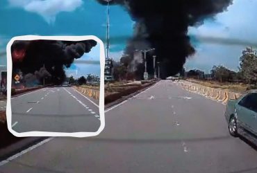 У Малайзії на трасу впав літак, загинули десять людей (відео)