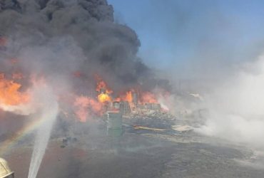 У порту Новоросійська вирує пожежа: палають палети з діжками палива (фото, відео)