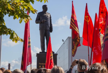 В России священник освятил памятник Сталину и нашел позитив в репрессиях (фото, видео)