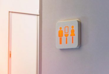 Ось що відбувається, коли ви спускаєте воду в туалеті у літаку