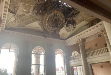 Пошкоджені всі поверхи та цоколь: як у театрі Чернігова оговтуються від ракетного удару (фото)