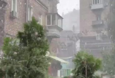 Часть Киева накрыла непогода, образовался гейзер (видео)