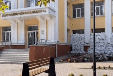 У Бєлгороді вікна перших поверхів шкіл закривають мішками з піском (відео)