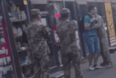 В Киеве военные с пистолетом задержали прохожего: появилась реакция полиции (видео)