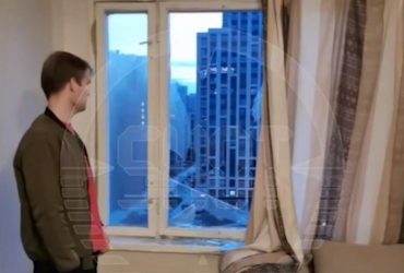 Страшно було до вікна підходити: житель Москви поскаржився на нічну атаку дронів (відео)