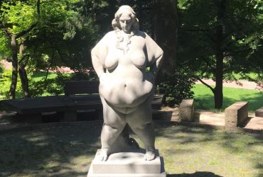 Во Львове неизвестные повредили скульптуру Уверенная: облили горючим и хотели поджечь