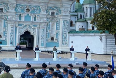 Зеленський: ми святкуємо 32 роки незалежності України і вона триватиме (фото, відео)