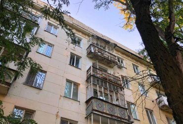 Ворожі удари по Херсонщині: вбито тракториста та поранено дитину