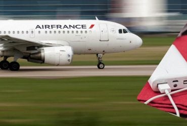 Зарядка, що перегрілася, ледь не влаштувала пожежу в літаку: власник гаджету все проспав