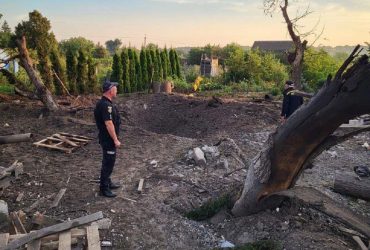 Нічна атака росіян: на Київщині уламки ракети впали прямо на приватні будинки (фото)