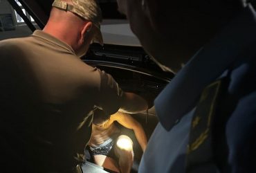 Іноземка влаштувала істерику при спробі вивезти чоловіка-ухилянта за кордон, а потім кинула його і втекла