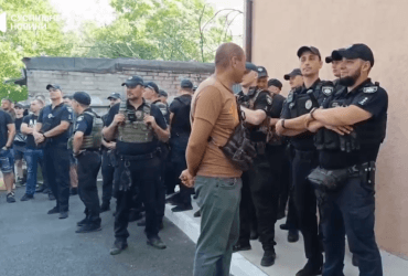 Смертельная стрельба в Днепре: в суд пришли десятки патрульных (видео)