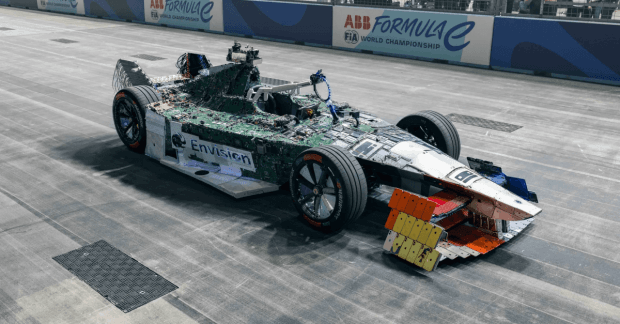 Энтузиаст собрал из сломанных Айфонов и ноутбуков настоящий гоночный ...