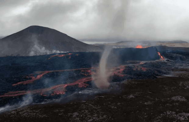 В Ісландії на місці виверження вулкану зʼявився торнадо: рідкісне явище потрапило на відео