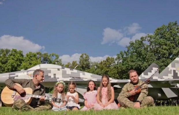 Коля Сєрга разом з дітьми України щемливо подякував захисникам неба (відео)