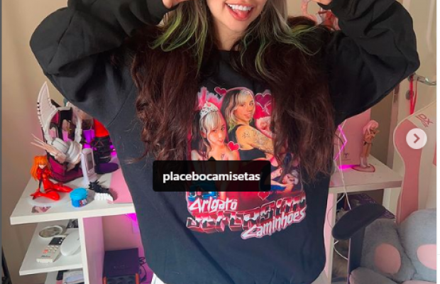 Девушку не пустили в самолет из-за вызывающего костюма: как она была одета (фото)