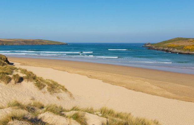 Об этом интригующем месте знают не все: что скрывает популярный британский пляж